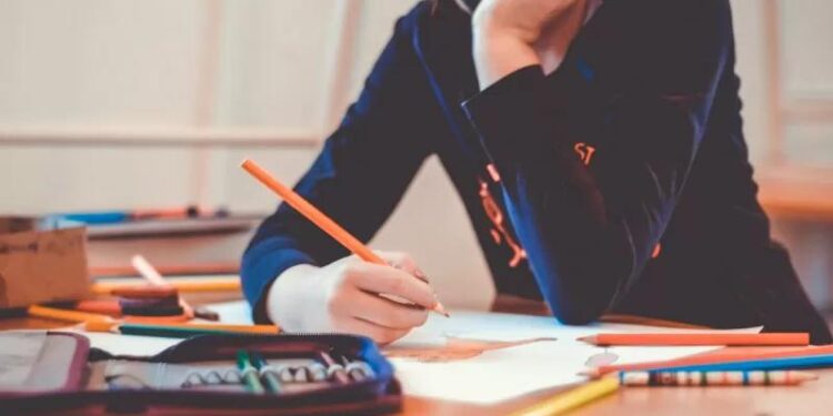 Ilustrasi anak belajar di dalam ruang (Pixabay)