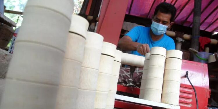 Perajin mengerjakan pembuatan tempat minum (tumbler) dari bahan bambu yang telah di ekspor ke negara Jerman di MQ Art Bamboo, Kelurahan Situgede, Kota Bogor, Jawa Barat, Senin (6/9/2021). Pemerintah akan memberikan stimulus dana untuk mendorong usaha mikro, kecil, dan menengah (UMKM) dalam mendukung Gerakan Nasional Bangga Buatan Indonesia (BBI) senilai Rp200 miliar yang diberikan kepada pelaku ekonomi kreatif subsektor fesyen, kuliner dan kriya. (MASAPNEWS/ANT)