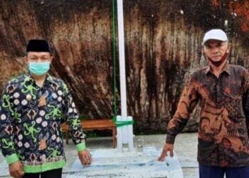 Wabup Lamandau Riko Porwanto, S.STP (pakai peci) sedang berfhoto didepan cagar alam Batu Batanggui