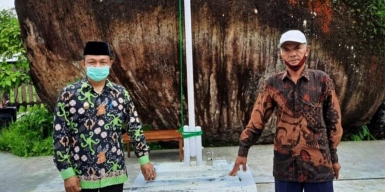 Wabup Lamandau Riko Porwanto, S.STP (pakai peci) sedang berfhoto didepan cagar alam Batu Batanggui