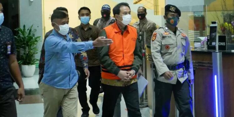 Wakil Ketua DPR Azis Syamsuddin memakai rompi oranye usai menjalani pemeriksaan di Gedung KPK, Jakarta, Sabtu (25/9/2021). KPK resmi menahan Azis Syamsuddin sebagai tersangka setelah dijemput paksa oleh tim penyidik atas kasus dugaan suap penanganan perkara di Kabupaten Lampung Tengah. (MASAPNEWS/ANT)