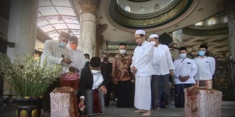 Presiden PKS Ahmad Syaikhu didampingi pengurus PKS Jatim saat berziarah ke makam Syaikhona Muhammad Kholil di Bangkalan di sela kunjungannya ke sejumlah kabupaten di Madura, Minggu (26/9/2021). (MASAPNEWS/ANT/HO-Humas PKS Jatim)
