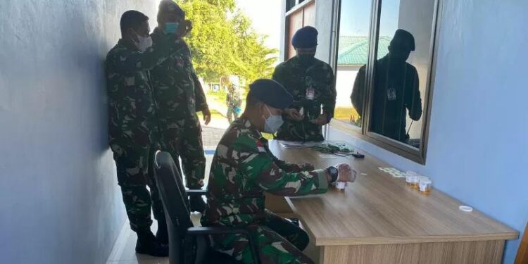 Personel Pangkalan Udara TNI AU Hang Nadim diuji urinnya, di Batam, Kepulauan Riau, Senin. (MASAPNEWS/ANT/Pangkalan Udara TNI AU Hang Nadim)