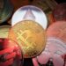 Representasi mata uang kripto termasuk Bitcoin, Dash, Ethereum, Ripple dan Litecoin terlihat dalam gambar ilustrasi yang diambil 2 Juni 2021. (MASAPNEWS/ANT/REUTERS/Florence Lo/Illustrasi)