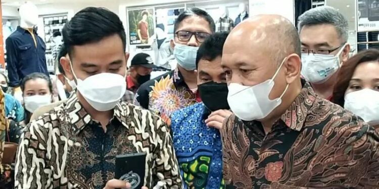 Menteri Koperasi dan UKM Teten Masduki bersama Wali Kota Surakarta Gibran Rakabuming saat meninjau instalasi di toko Uniqlo Solo Paragon Mal, Selasa (28/9/2021). (MASAPNEWS/ANT)