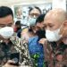 Menteri Koperasi dan UKM Teten Masduki bersama Wali Kota Surakarta Gibran Rakabuming saat meninjau instalasi di toko Uniqlo Solo Paragon Mal, Selasa (28/9/2021). (MASAPNEWS/ANT)