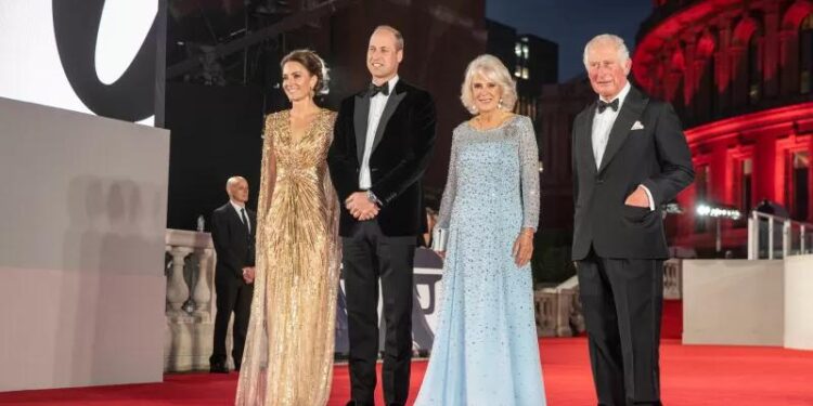 Pangeran Charles dan Camilla "Duchess of Cornwall", Pangeran William dan Catherine "Duchess of Cambridge" pada world premiere James Bond "No Time To Die" di Royal Albert Hall London. (REUTERS/POOL)