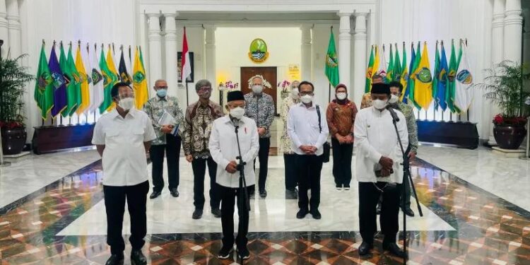 Wakil Presiden Ma'ruf Amin usai memimpin rapat kerja tentang Percepatan Penanggulangan Kemiskinan Ekstrem di Kantor Gubernur Jawa Barat, di Bandung, Rabu (29/9/2021). (MASAPNEWS/ANT/HO-BPMI Setwapres)