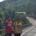Camat Damang Batu, Damai (batik kuning) didampingi Kades Tumbang Anoi saat meninjau infrastruktur jembatan yang dibangun dengan menggunakan DD, baru-baru ini. (Foto : Dokumentasi pribadi)