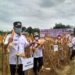 Bupati Gumas Jaya S Monong bersama Wabup Efrensia L.P Umbing, Kepala Distan Letus Guntur, dan lainnya. (Foto : Diskominfo Kabupaten Gumas)