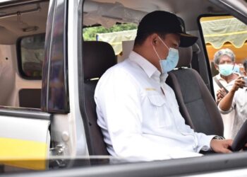 Bupati Kabupaten Lamandau H Hendra Lesmana saat mengecek kondisi ambulance, kemarin.