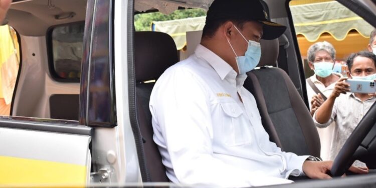 Bupati Kabupaten Lamandau H Hendra Lesmana saat mengecek kondisi ambulance, kemarin.