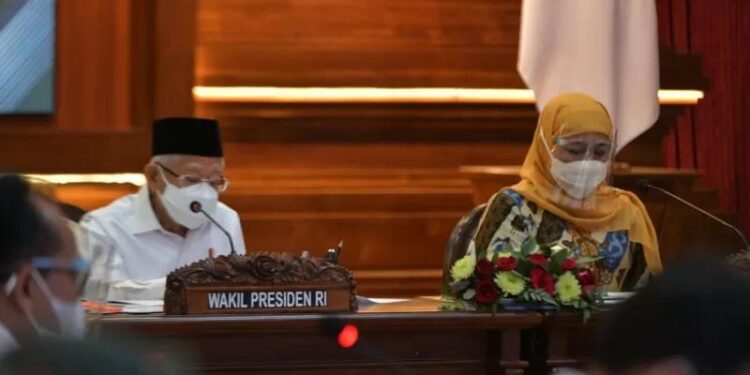Wakil Presiden Ma'ruf Amin dan Gubernur Jawa Timur Khofifah Indar Parawansa memimpin rapat pengendalian kemiskinan ekstrem di Gedung Negara Grahadi Surabaya, Kamis (30/9/2021). (MASAPNEWS/ANT/HO-Setwapres)