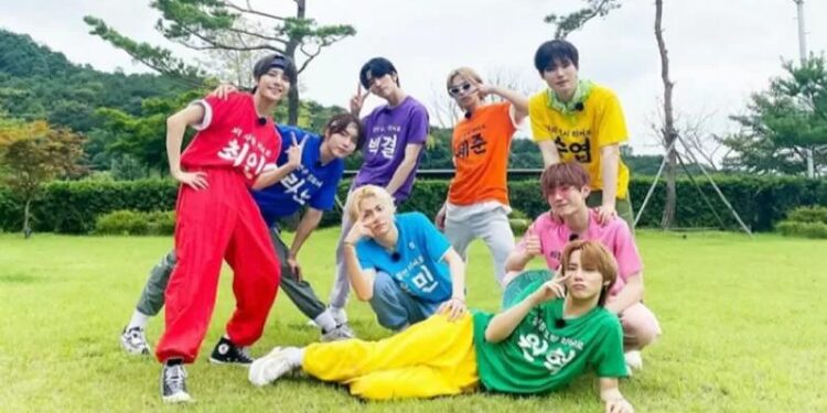 Delapan anggota grup K-pop E'last (MASAPNEWS/Instagram/elast_official)