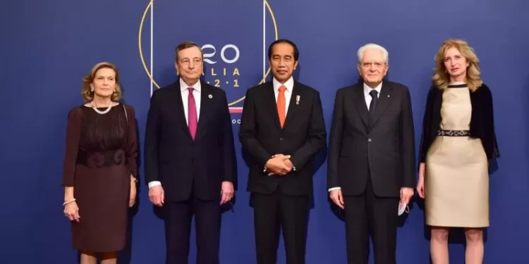 Presiden RI Joko Widodo (tengah) menghadiri jamuan makan malam oleh Presiden Italia, Roma, Italia, Sabtu (20/10/2021). (MASAPNEWS/ANT/HO-Biro Pers Sekretariat Presiden)