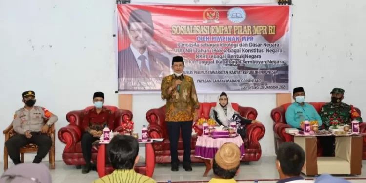Wakil Ketua MPR Fadel Muhammad berbicara dalam acara Sosialisasi Empat Pilar MPR kerja sama MPR dengan Yayasan Cahaya Madani (YCM), di ruang serba guna Kantor Desa Tabongo Barat, Gorontalo, Kamis (28/10/2021). (MASAPNEWS/ANT/HO-Humas MPR)