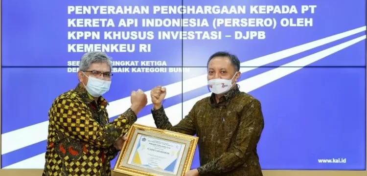 Direktur Keuangan KAI Salusra Wijaya (kanan) saat menerima penghargaan dari Kepala KPPN Khusus Investasi Abdullah Syahidin sebagai Peringkat Ketiga Debitur Terbaik Kategori BUMN yang bertempat di Jakarta Railway Centre, pada Selasa (26/10/2021). (MASAPNEWS/ANT/HO-PT KAI)