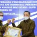 Direktur Keuangan KAI Salusra Wijaya (kanan) saat menerima penghargaan dari Kepala KPPN Khusus Investasi Abdullah Syahidin sebagai Peringkat Ketiga Debitur Terbaik Kategori BUMN yang bertempat di Jakarta Railway Centre, pada Selasa (26/10/2021). (MASAPNEWS/ANT/HO-PT KAI)