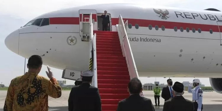 Presiden Joko Widodo bertolak menuju Roma, Italia, untuk menghadiri Konferensi Tingkat Tinggi (KTT) Group of Twenty (G20) dengan menggunakan Pesawat Garuda Indonesia (GIA-1) dari Bandara Internasional Soekarno-Hatta, Tangerang, Banten, Jumat (29/10/2021). (MASAPNEWS/ANT/HO-Biro Pers Setpres)