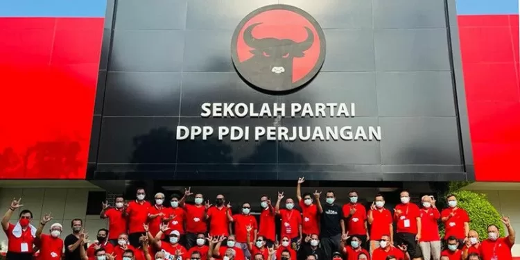 Sekjen DPP PDI Perjuangan Hasto Kristiyanto saat foto bersama dengan para ketua DPD PDIP di sela-sela Rapat Koordinasi Pra Rapat Kerja Nasional di Gedung Sekolah Partai, Lenteng Agung, Jakarta Selatan, Minggu (31/10/2021). (MASAPNEWS/ANT/HO-PDIP)