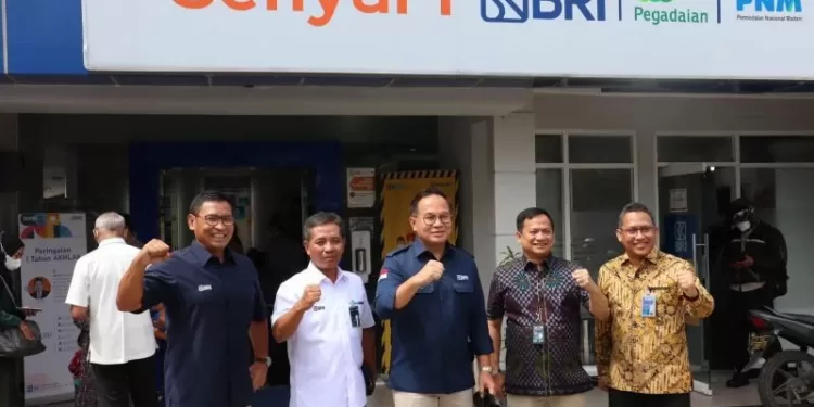 Wakil Menteri BUMN II Kartika Wirjoatmodjo (tengah) saat berkunjung ke Co-Location Holding BUMN UMi Bogor yaitu Sentra Layanan Ultra Mikro (Senyum) yang terletak di Cipayung, Bogor. (MASAPNEWS/ANT/HO-PT PNM)