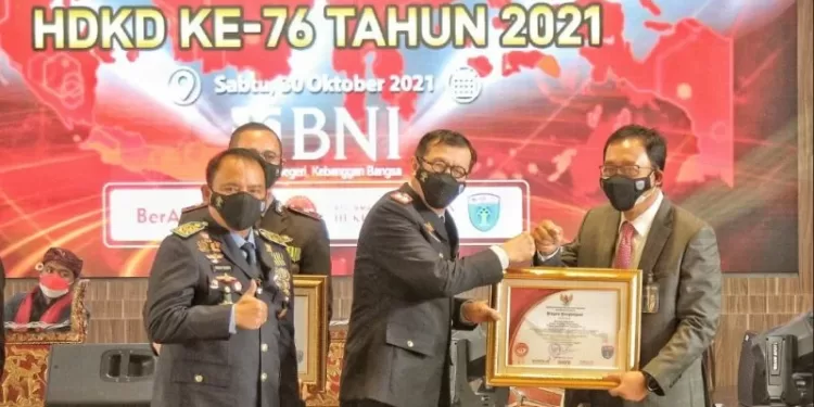 Direktur Hubungan Kelembagaan PT Bank Negara Indonesia (Persero) Tbk (BNI) Sis Apik Wijayanto saat mendapatkan penghargaan dari Kementerian Hukum dan HAM (Kemenkumham) di Jakarta, Sabtu (30/10/2021) . (MASAPNEWS/ANT/HO-Humas BNI)