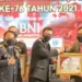 Direktur Hubungan Kelembagaan PT Bank Negara Indonesia (Persero) Tbk (BNI) Sis Apik Wijayanto saat mendapatkan penghargaan dari Kementerian Hukum dan HAM (Kemenkumham) di Jakarta, Sabtu (30/10/2021) . (MASAPNEWS/ANT/HO-Humas BNI)