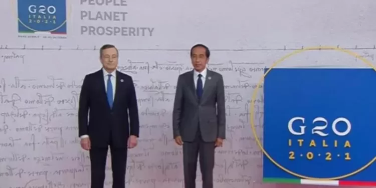 Presiden RI Joko Widodo (kanan) menghadiri Konferensi Tingkat Tinggi (KTT) G20 di Roma, Italia, Sabtu. (MASAPNEWS/ANT/Tangkapan layar)