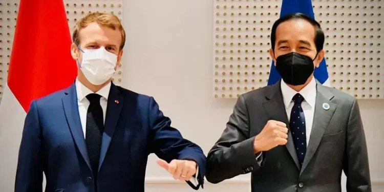 Presiden Joko Widodo melakukan pertemuan bilateral dengan Presiden Perancis Emmanuel Macron, di Hotel Splendide Royal, Roma, sebelum menghadiri KTT G20, Roma, Sabtu (30/10//2021). (MASAPNEWS/ANT/HO-Biro Pers Setpres)