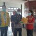 Ketua DAD Kabupaten Gumas Jaya S Monong dan Wakil Ketua Efrensia L.P Umbing mendampingi Ketua Harian Herbert Y Asin yang menyalurkan bantuan secara simbolis kepada lansia terdampak banjir, di kantor DAD setempat, Senin (4/10/2021). (MASAPNEWS/GCM)