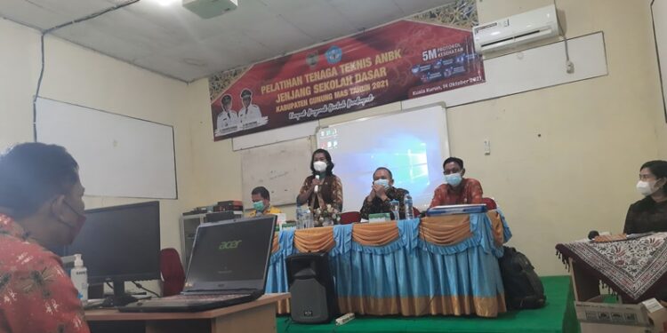 Sekretaris Disdikpora Kabupaten Gumas, Rosalia saat membuka pelatihan.