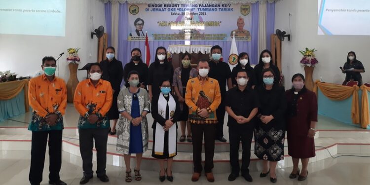 Anggota DPRD Kabupaten Gumas yang juga anggota Majelis Pekerja Harian Sinode GKE Rayaniatie Djangkan bersama Bupati Jaya S Monong, Ketum GKE, Ketum GKE Pdt. Simpon F. Lion, Ketua Majelis Pekerja Harian Resort GKE Tewang Pajangan Pdt Retti K.E. Johan, dan lainnya berfoto bersama usai pembukaan Sinode Resort ke V GKE Tewang Pajangan di Gedung GKE Gloria Desa Tumbang Tariak, Kecamatan Kurun, Sabtu (30/10/2021). (MASAPNEWS/GCM)