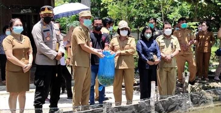 Bupati Gumas, Jaya S Monong, Wabup Efrensia L.P Umbing, dan lainnya menabur benih ikan di Desa Hurung Bunut, Kecamatan Kurun, Selasa (5/10/2021). (IST)