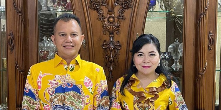 Bupati Gumas Jaya S Monong dan Ketua Dekranasda Kabupaten Gumas Mimie Mariatie Jaya S Monong mengenakan batik dengan desain Suli Si Batu Suli. (IST)
