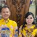 Bupati Gumas Jaya S Monong dan Ketua Dekranasda Kabupaten Gumas Mimie Mariatie Jaya S Monong mengenakan batik dengan desain Suli Si Batu Suli. (IST)