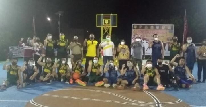 Bupati Gumas Jaya S Monong, Wabup Efrensia L.P Umbing, Kapolres AKBP Irwansah, bersama tim peserta event Kuala Kurun Exhibition Game Basketball 2021 di Lapangan Basket Isen Mulang Kuala Kurun, Kamis (21/10/2021). (Foto : Diskominfosantik Gumas)