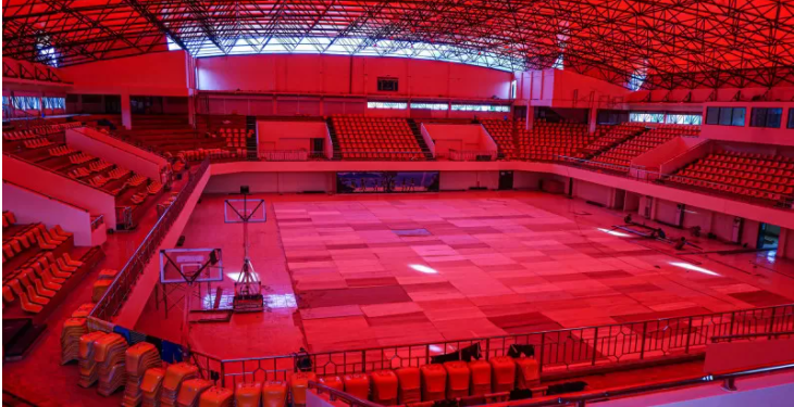 Suasana lapangan pertandingan bulu tangkis di Gedung Olahraga (GOR) Waringin, Kota Jayapura, Papua, Kamis (8/7/2021). Venue cabor bulu tangkis PON XX Papua di GOR Waringin Jayapura hingga saat ini masih dalam tahap renovasi mulai dari perbaikan arena, lapangan pemanasan, ruangan atlet, media center, ruang VIP dan area parkir kendaraan. ANT/IST
