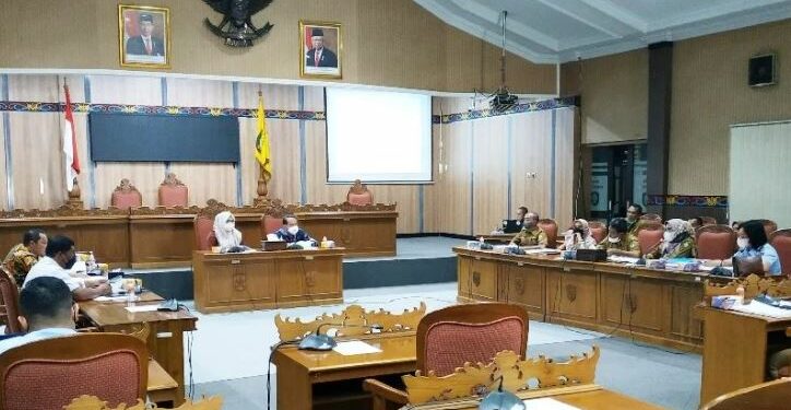 Rapat Bapemperda DPRD Kotawaringin Timur membahas Rancangan Peraturan Daerah tentang Pengelolaan Keuangan Daerah, Senin (25/10/2021). (ANT)