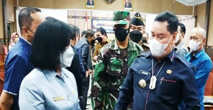 Ketua DPRD Kabupaten Kotawaringin Timur Rinie berbincang dengan Ketua DPRD Rinie usai rapat paripurna, Senin (4/10/2021) lalu. ANT/IST