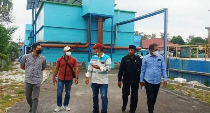 Sekretaris Fraksi PAN yang juga Ketua Komisi IV DPRD Kotawaringin Timur, Muhammad Kurniawan Anwar (kiri) saat kunjungan kerja Komisi IV ke PDAM Tirta Mentaya Sampit, Selasa (3/8/2021) lalu. (IST)