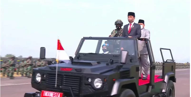 Tangkap layar - Presiden Joko Widodo dan Menteri Pertahanan Prabowo Subianto meninjau barisan komponen cadangan yang hadir dalam upacara Penetapan Komponen Cadangan Tahun Anggaran 2021 di Pusat Pendidikan dan Pelatihan Pasukan Khusus (Pusdiklatpassus) Batujajar, Bandung Barat, Jawa Barat, Kamis (7/10/2021). ANT/IST