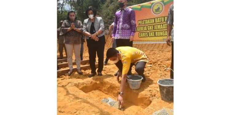 Wakil Ketua I DPRD Gumas Binartha melakukan peletakan batu pertama pembangunan gedung GKE Jalemu Masulan, di Desa Jalemu Masulan, Kecamatan Rungan Barat, Minggu (24/10/2021). (Diskominfosantik Gumas)