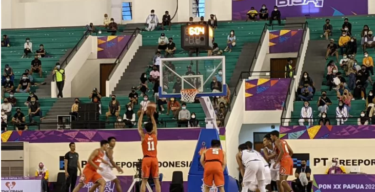 Tim bola basket putra Jawa Tengah (seragam putih) mmenghadapi DKI Jakarta pada laga terakhir Pool A PON XX Papua di Mimika Sport Complex, Mimika, Rabu (6/10/2021). Pada pertandingan itu, Jawa Tengah menang dengan skor 88-82, yang membuat Jateng dan DKI Jakarta berhak melaju ke semifinal PON XX Papua. (ANT/IST)