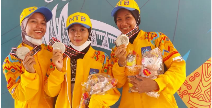 Atlet panjat tebing putri Nusa Tenggara Barat Nurul Iqamah (kanan) bersama regu peraih medali dari nomor speed relay putri untuk kejuaraan panjat tebing Pekan Olahraga Nasional (PON) XX Papua di Mimika, Jumat (8/10/2021). (ANT/IST)