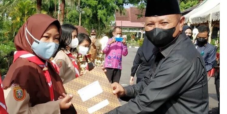 Wakil Ketua DPRD Kotawaringin Timur Rudianur menyerahkan hadiah untuk juara lomba pidato tingkat SMA sederajat usai upacara peringatan Hari Sumpah Pemuda ke-93, Kamis (28/10/2021). (ANT)