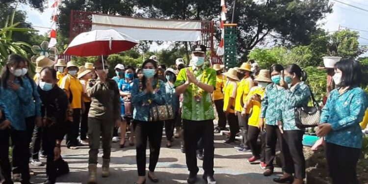 Bupati Gumas Jaya S Monong bersama Ketua TP PKK Gumas Mimie Mariatie, dan lainnya saat meninjau Dasa wisma Anggrek RT 11 Kelurahan Kuala Kurun, Jumat (29/10/2021). (MASAPNEWS/GCM)