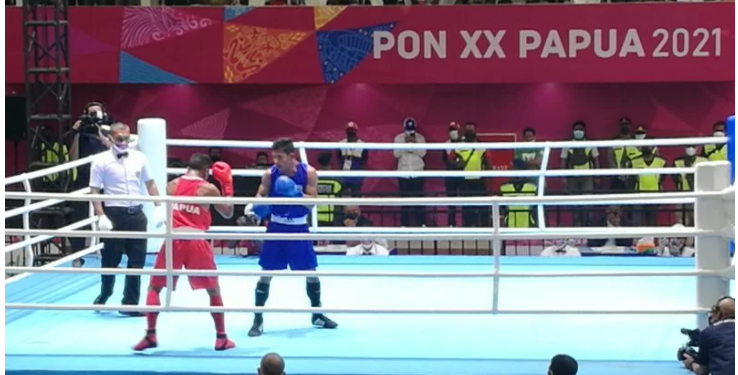 Petinju Jawa Barat Walmer Pasiale (biru) bertanding melawan petinju Papua Gresty Alfons dalam semifinal kelas ringan putra Pekan Olahraga Nasional (PON) XX Papua di GOR Cendrawasih, Kota Jayapura, Senin (11/10/2021). (ANT/IST)