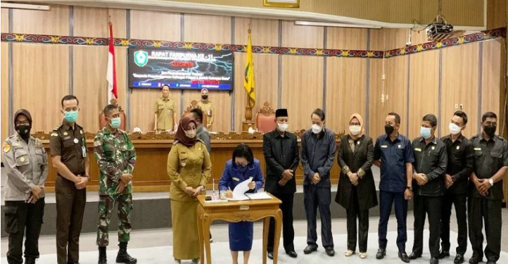 Ketua DPRD Kotawaringin Timur Rinie bersama Wakil Ketua DPRD Rudianur dan Wakil Bupati Irawati bergantian menandatangani berita acara persetujuan Raperda Penyelenggaraan Cadangan Pangan, Senin (11/10/2021). ANT/IST