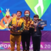 Lifter Sri Hartati berpose di tengah podium kemenangan lomba angkat berat 57kg putri PON XX Papua yang diselenggarakan di Auditorium Universitas Cenderawasih Jayapura, Papua, Selasa (12/10/2021). (ANT/IST).