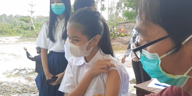 Pelajar SMPN 6 Kurun bersiap disuntik vaksin Covid-19, akhir September 2021 lalu. (MASAPNEWS/GCM)